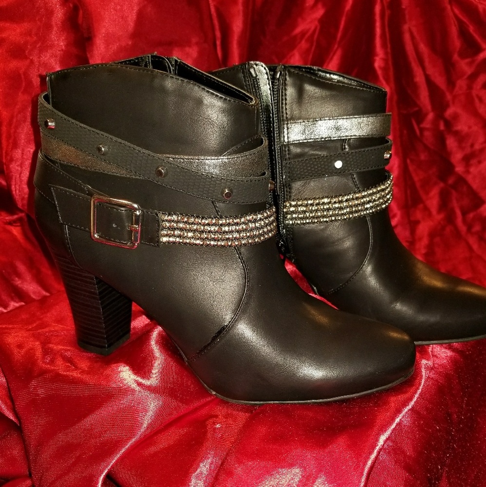 Jennifer Lopez black ankle boot NWT